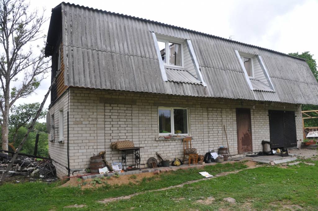 9. jūnija vakarā no zibens spēriena Cīravas pagasta "Eglītēs" nodega malkas šķūnis. Liesmas pārsviedās uz dzīvojamo māju un arī to pamatīgi nopostīja. "Eglīšu" saimnieks Armands Andersons sola nepadoties grūtībām, bet cilvēkiem šobrīd...
Autors: ReKurZeme, portāls