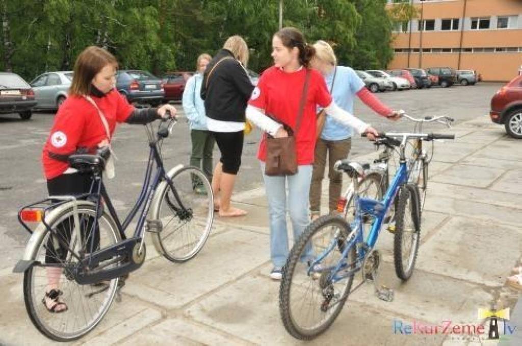 Otrdien, 14. jūnijā, atzīmējot Starptautisko Asinsdonoru dienu, Latvijas Sarkanā Krusta Liepājas komitejas jaunieši un darbinieki rīkoja velobraucienu, kā arī mudināja liepājniekus kļūt par donoriem.
Akcijas "Asinslāsīte dzīvībai" laikā,...
Autors: ReKurZeme, portāls