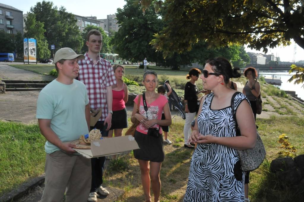 Šovakar, 8. jūnijā, ne tikai Rīgā, Daugavpilī, Aizputē un citviet Latvijā un pasaulē, bet arī Liepājā notika simboliskie "Oligarhu kapusvētki". Tika dedzinātas sveces, kā arī papīra figūras cilvēku formā, simbolizējot oligarhu garu. Divas...
Autors: ReKurZeme, portāls
