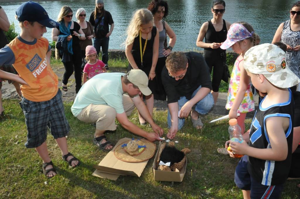 Šovakar, 8. jūnijā, ne tikai Rīgā, Daugavpilī, Aizputē un citviet Latvijā un pasaulē, bet arī Liepājā notika simboliskie "Oligarhu kapusvētki". Tika dedzinātas sveces, kā arī papīra figūras cilvēku formā, simbolizējot oligarhu garu. Divas...
Autors: ReKurZeme, portāls