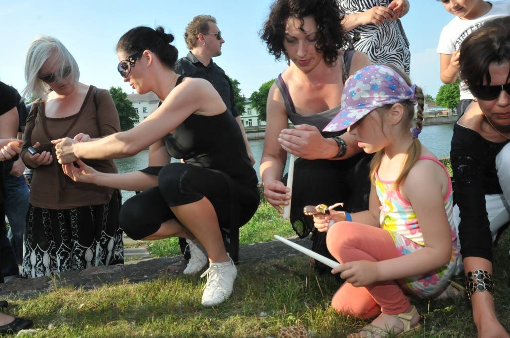 Šovakar, 8. jūnijā, ne tikai Rīgā, Daugavpilī, Aizputē un citviet Latvijā un pasaulē, bet arī Liepājā notika simboliskie "Oligarhu kapusvētki". Tika dedzinātas sveces, kā arī papīra figūras cilvēku formā, simbolizējot oligarhu garu. Divas...
Autors: ReKurZeme, portāls