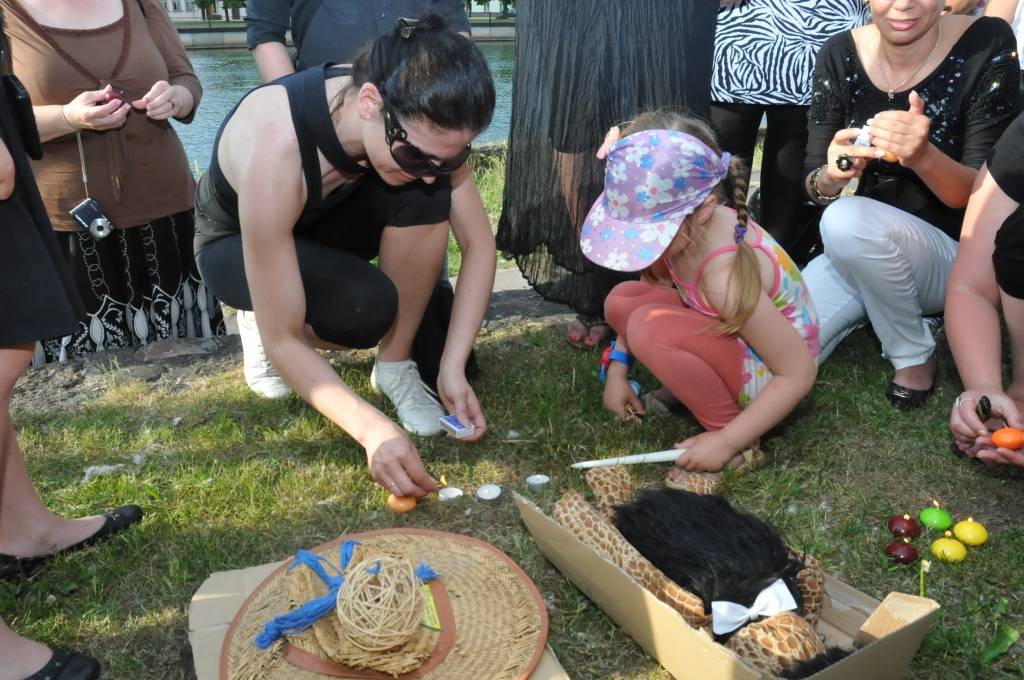 Šovakar, 8. jūnijā, ne tikai Rīgā, Daugavpilī, Aizputē un citviet Latvijā un pasaulē, bet arī Liepājā notika simboliskie "Oligarhu kapusvētki". Tika dedzinātas sveces, kā arī papīra figūras cilvēku formā, simbolizējot oligarhu garu. Divas...
Autors: ReKurZeme, portāls