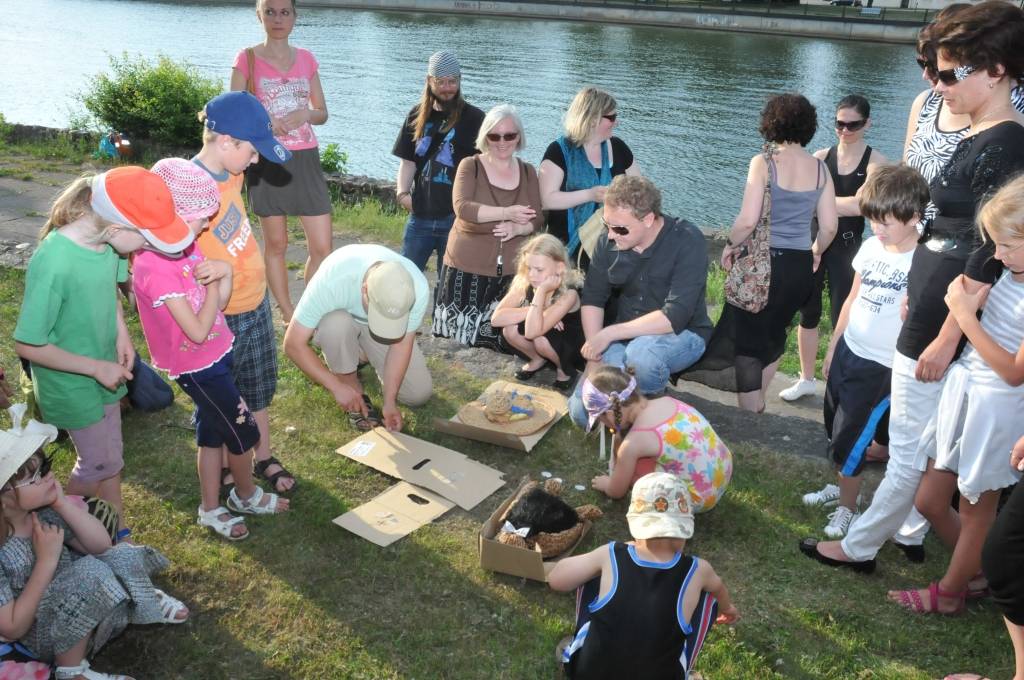 Šovakar, 8. jūnijā, ne tikai Rīgā, Daugavpilī, Aizputē un citviet Latvijā un pasaulē, bet arī Liepājā notika simboliskie "Oligarhu kapusvētki". Tika dedzinātas sveces, kā arī papīra figūras cilvēku formā, simbolizējot oligarhu garu. Divas...
Autors: ReKurZeme, portāls