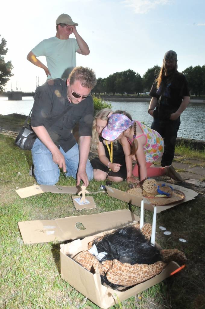Šovakar, 8. jūnijā, ne tikai Rīgā, Daugavpilī, Aizputē un citviet Latvijā un pasaulē, bet arī Liepājā notika simboliskie "Oligarhu kapusvētki". Tika dedzinātas sveces, kā arī papīra figūras cilvēku formā, simbolizējot oligarhu garu. Divas...
Autors: ReKurZeme, portāls