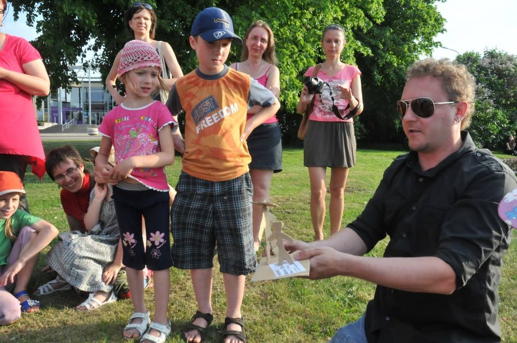 Šovakar, 8. jūnijā, ne tikai Rīgā, Daugavpilī, Aizputē un citviet Latvijā un pasaulē, bet arī Liepājā notika simboliskie "Oligarhu kapusvētki". Tika dedzinātas sveces, kā arī papīra figūras cilvēku formā, simbolizējot oligarhu garu. Divas...
Autors: ReKurZeme, portāls