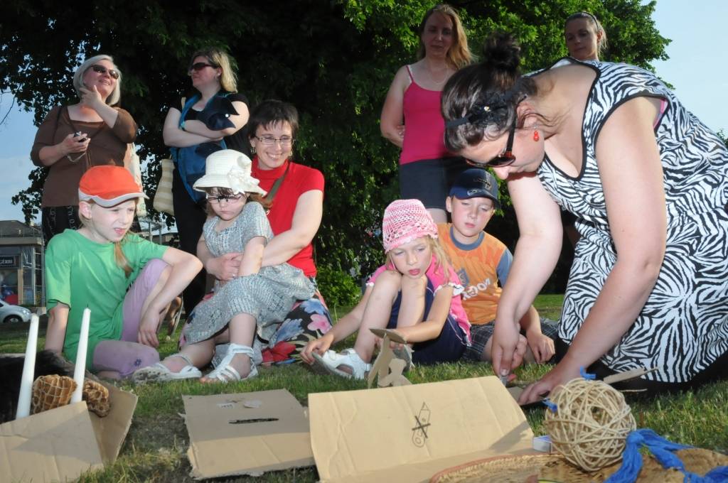 Šovakar, 8. jūnijā, ne tikai Rīgā, Daugavpilī, Aizputē un citviet Latvijā un pasaulē, bet arī Liepājā notika simboliskie "Oligarhu kapusvētki". Tika dedzinātas sveces, kā arī papīra figūras cilvēku formā, simbolizējot oligarhu garu. Divas...
Autors: ReKurZeme, portāls