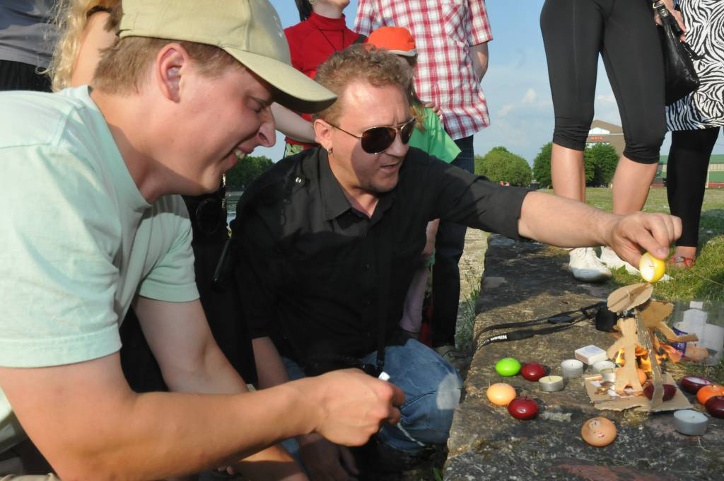 Šovakar, 8. jūnijā, ne tikai Rīgā, Daugavpilī, Aizputē un citviet Latvijā un pasaulē, bet arī Liepājā notika simboliskie "Oligarhu kapusvētki". Tika dedzinātas sveces, kā arī papīra figūras cilvēku formā, simbolizējot oligarhu garu. Divas...
Autors: ReKurZeme, portāls