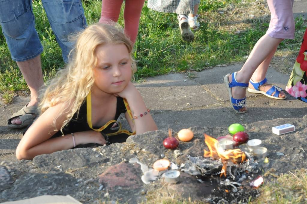 Šovakar, 8. jūnijā, ne tikai Rīgā, Daugavpilī, Aizputē un citviet Latvijā un pasaulē, bet arī Liepājā notika simboliskie "Oligarhu kapusvētki". Tika dedzinātas sveces, kā arī papīra figūras cilvēku formā, simbolizējot oligarhu garu. Divas...
Autors: ReKurZeme, portāls