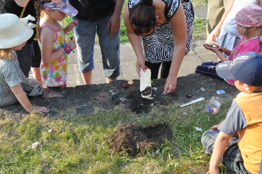 Šovakar, 8. jūnijā, ne tikai Rīgā, Daugavpilī, Aizputē un citviet Latvijā un pasaulē, bet arī Liepājā notika simboliskie "Oligarhu kapusvētki". Tika dedzinātas sveces, kā arī papīra figūras cilvēku formā, simbolizējot oligarhu garu. Divas...
Autors: ReKurZeme, portāls