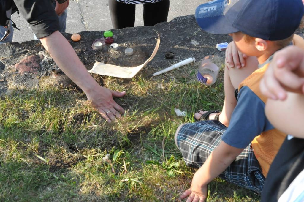 Šovakar, 8. jūnijā, ne tikai Rīgā, Daugavpilī, Aizputē un citviet Latvijā un pasaulē, bet arī Liepājā notika simboliskie "Oligarhu kapusvētki". Tika dedzinātas sveces, kā arī papīra figūras cilvēku formā, simbolizējot oligarhu garu. Divas...
Autors: ReKurZeme, portāls