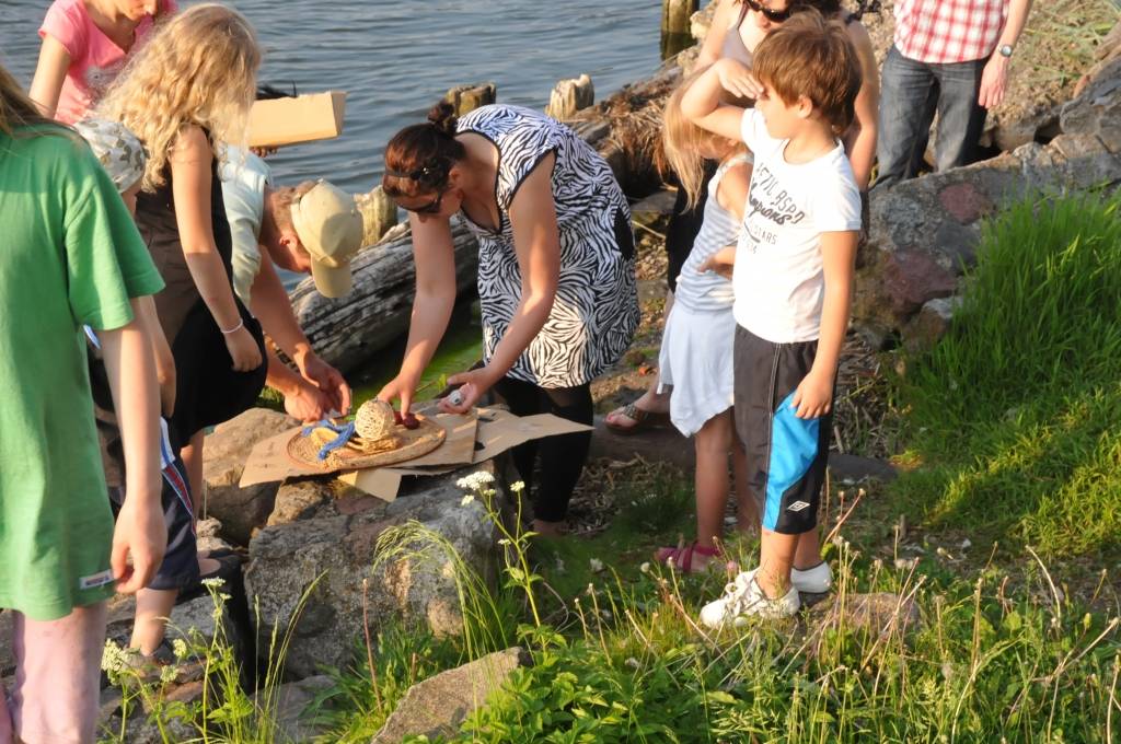 Šovakar, 8. jūnijā, ne tikai Rīgā, Daugavpilī, Aizputē un citviet Latvijā un pasaulē, bet arī Liepājā notika simboliskie "Oligarhu kapusvētki". Tika dedzinātas sveces, kā arī papīra figūras cilvēku formā, simbolizējot oligarhu garu. Divas...
Autors: ReKurZeme, portāls
