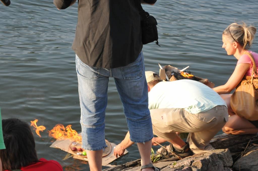 Šovakar, 8. jūnijā, ne tikai Rīgā, Daugavpilī, Aizputē un citviet Latvijā un pasaulē, bet arī Liepājā notika simboliskie "Oligarhu kapusvētki". Tika dedzinātas sveces, kā arī papīra figūras cilvēku formā, simbolizējot oligarhu garu. Divas...
Autors: ReKurZeme, portāls
