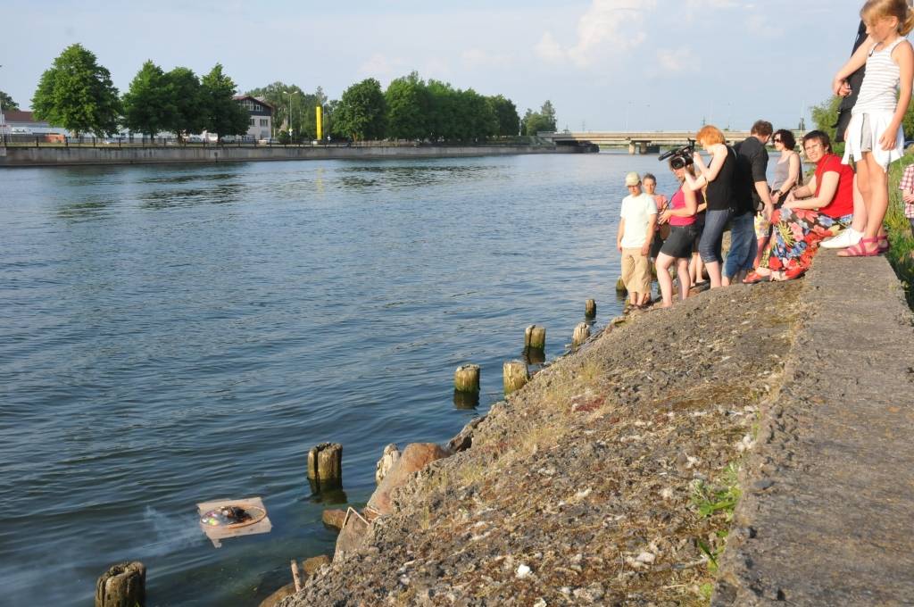 Šovakar, 8. jūnijā, ne tikai Rīgā, Daugavpilī, Aizputē un citviet Latvijā un pasaulē, bet arī Liepājā notika simboliskie "Oligarhu kapusvētki". Tika dedzinātas sveces, kā arī papīra figūras cilvēku formā, simbolizējot oligarhu garu. Divas...
Autors: ReKurZeme, portāls
