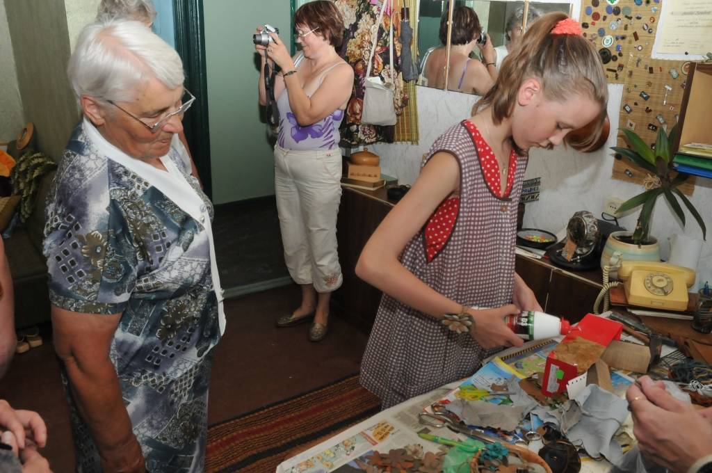 Šodien, 8. jūnijā, laikraksta "Kursas Laiks" redakcijā viesojās kazdandznieki un cīravnieki, kuri piedalās senioru projektā. Viņi Liepājā apmeklēja arī Amatnieku namu un devās apskatīties Liepājas himnas skulptūras.
Autors: Uldis Dobelis