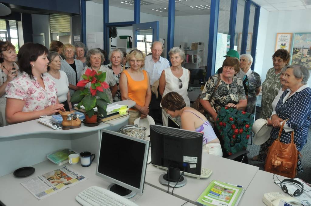 Šodien, 8. jūnijā, laikraksta "Kursas Laiks" redakcijā viesojās kazdandznieki un cīravnieki, kuri piedalās senioru projektā. Viņi Liepājā apmeklēja arī Amatnieku namu un devās apskatīties Liepājas himnas skulptūras.
Autors: Uldis Dobelis