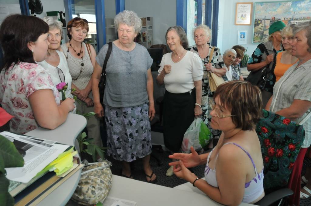 Šodien, 8. jūnijā, laikraksta "Kursas Laiks" redakcijā viesojās kazdandznieki un cīravnieki, kuri piedalās senioru projektā. Viņi Liepājā apmeklēja arī Amatnieku namu un devās apskatīties Liepājas himnas skulptūras.
Autors: Uldis Dobelis