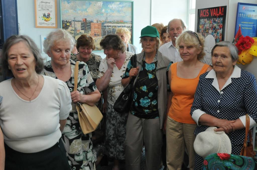 Šodien, 8. jūnijā, laikraksta "Kursas Laiks" redakcijā viesojās kazdandznieki un cīravnieki, kuri piedalās senioru projektā. Viņi Liepājā apmeklēja arī Amatnieku namu un devās apskatīties Liepājas himnas skulptūras.
Autors: Uldis Dobelis
