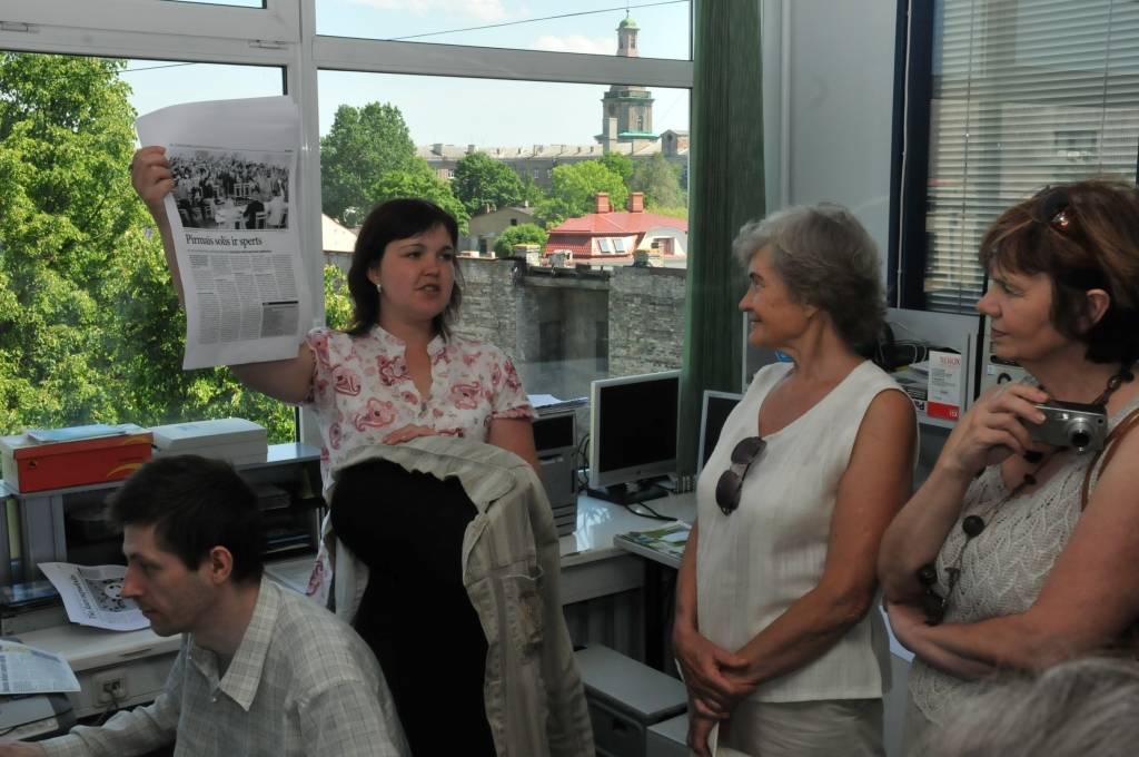 Šodien, 8. jūnijā, laikraksta "Kursas Laiks" redakcijā viesojās kazdandznieki un cīravnieki, kuri piedalās senioru projektā. Viņi Liepājā apmeklēja arī Amatnieku namu un devās apskatīties Liepājas himnas skulptūras.
Autors: Uldis Dobelis