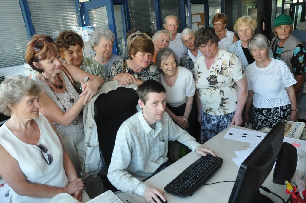 Šodien, 8. jūnijā, laikraksta "Kursas Laiks" redakcijā viesojās kazdandznieki un cīravnieki, kuri piedalās senioru projektā. Viņi Liepājā apmeklēja arī Amatnieku namu un devās apskatīties Liepājas himnas skulptūras.
Autors: Uldis Dobelis