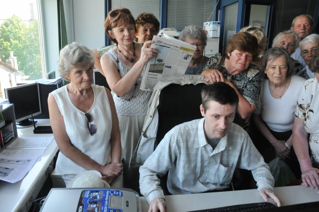 Šodien, 8. jūnijā, laikraksta "Kursas Laiks" redakcijā viesojās kazdandznieki un cīravnieki, kuri piedalās senioru projektā. Viņi Liepājā apmeklēja arī Amatnieku namu un devās apskatīties Liepājas himnas skulptūras.
Autors: Uldis Dobelis