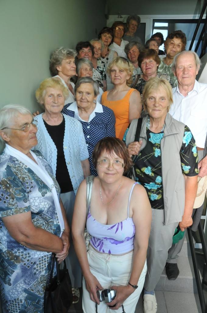 Šodien, 8. jūnijā, laikraksta "Kursas Laiks" redakcijā viesojās kazdandznieki un cīravnieki, kuri piedalās senioru projektā. Viņi Liepājā apmeklēja arī Amatnieku namu un devās apskatīties Liepājas himnas skulptūras.
Autors: Uldis Dobelis