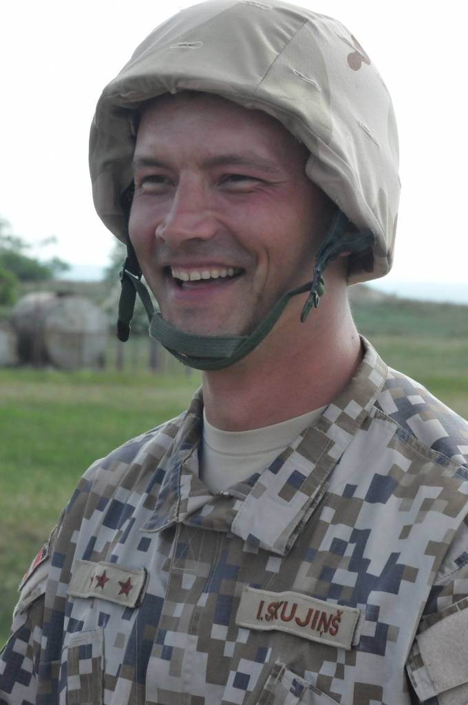 7. jūnijā poligonā bija Viesu diena, un mācības apmeklēja arī Nacionālo bruņoto spēku komandieris Raimonds Graube. Zenītlielgabaliem šaušana nesanāca tehnisku problēmu dēļ, taču zenītraķete RBS 70 mērķi iznīcināja.

Mācību vadītājs...
Autors: Ilze Vainovska