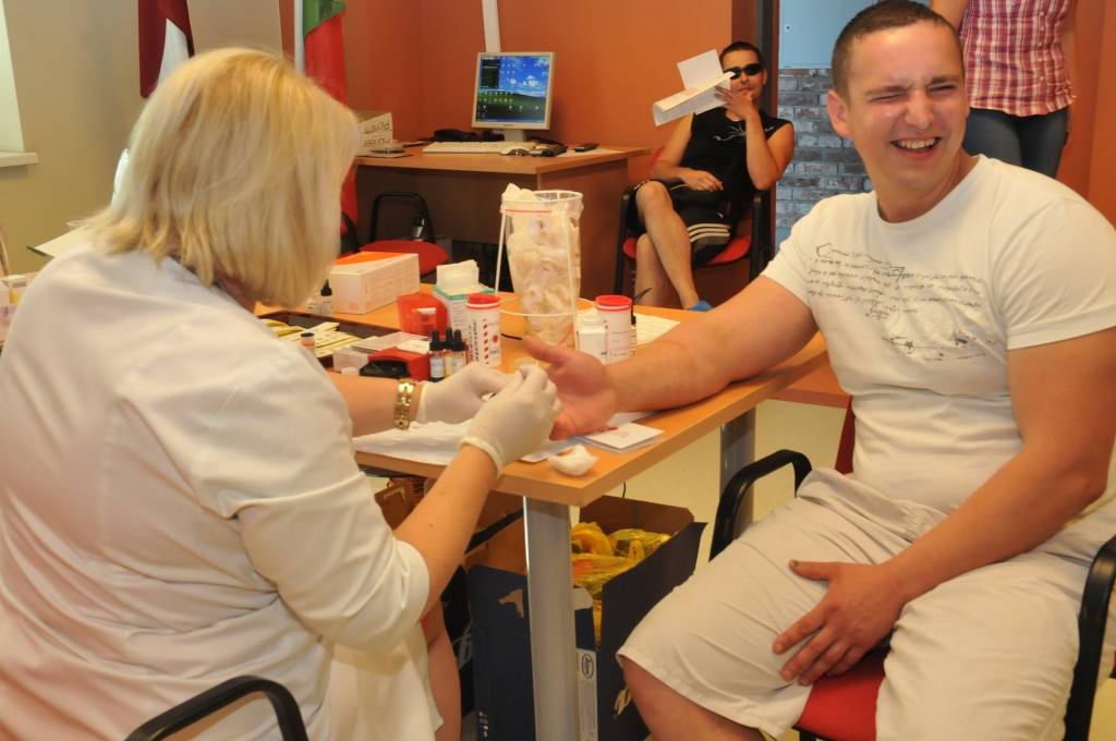 Šodien Liepājas reģionālās slimnīcas Asins sagatavošanas nodaļas rīkotā izbraukuma Donoru diena notika arī Valsts policijas Kurzemes reģiona pārvaldē Liepājā, Bāriņu ielā 3. Donoru diena tur tika rīkota pirmo reizi. Iniciatīva radusies...
Autors: ReKurZeme, portāls