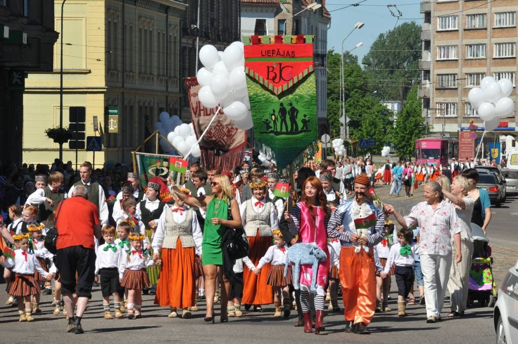 4. jūnijā Liepājā ģimenes svētku "Lielmutis Fricis un Lielmute Marta" laikā notika arī gājiens un Liepājas pilsētas un apkārtējo novadu deju kolektīvu sadejošanās "Daugavas" stadiona rezerves laukumā.