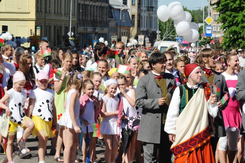 4. jūnijā Liepājā ģimenes svētku "Lielmutis Fricis un Lielmute Marta" laikā notika arī gājiens un Liepājas pilsētas un apkārtējo novadu deju kolektīvu sadejošanās "Daugavas" stadiona rezerves laukumā.
