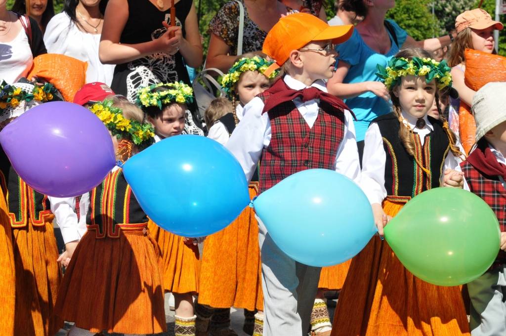 4. jūnijā Liepājā ģimenes svētku "Lielmutis Fricis un Lielmute Marta" laikā notika arī gājiens un Liepājas pilsētas un apkārtējo novadu deju kolektīvu sadejošanās "Daugavas" stadiona rezerves laukumā.