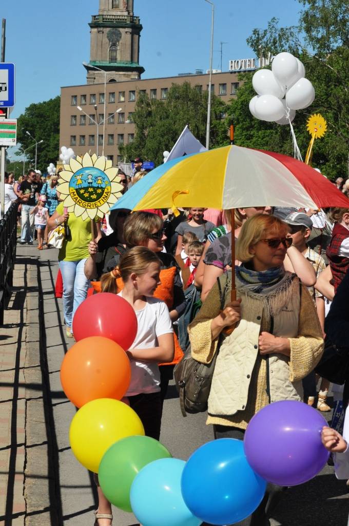 4. jūnijā Liepājā ģimenes svētku "Lielmutis Fricis un Lielmute Marta" laikā notika arī gājiens un Liepājas pilsētas un apkārtējo novadu deju kolektīvu sadejošanās "Daugavas" stadiona rezerves laukumā.