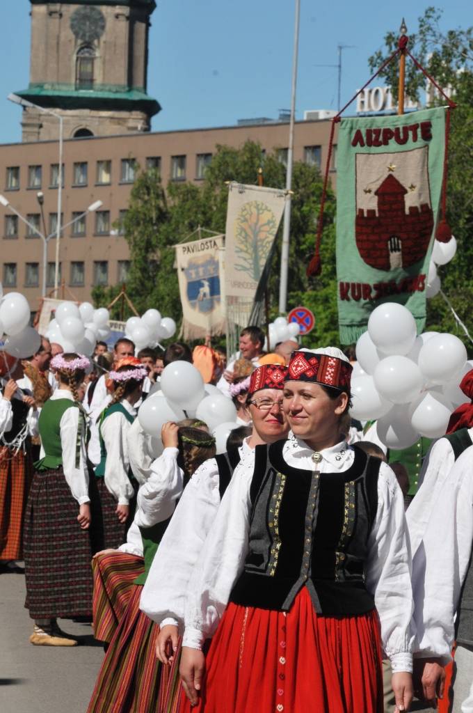 4. jūnijā Liepājā ģimenes svētku "Lielmutis Fricis un Lielmute Marta" laikā notika arī gājiens un Liepājas pilsētas un apkārtējo novadu deju kolektīvu sadejošanās "Daugavas" stadiona rezerves laukumā.