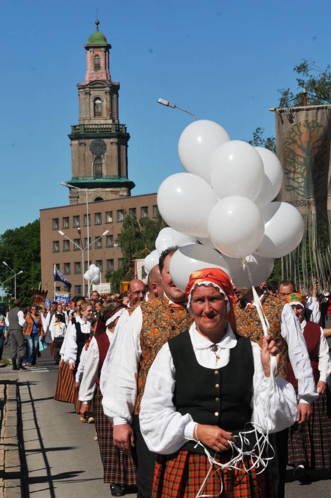 4. jūnijā Liepājā ģimenes svētku "Lielmutis Fricis un Lielmute Marta" laikā notika arī gājiens un Liepājas pilsētas un apkārtējo novadu deju kolektīvu sadejošanās "Daugavas" stadiona rezerves laukumā.