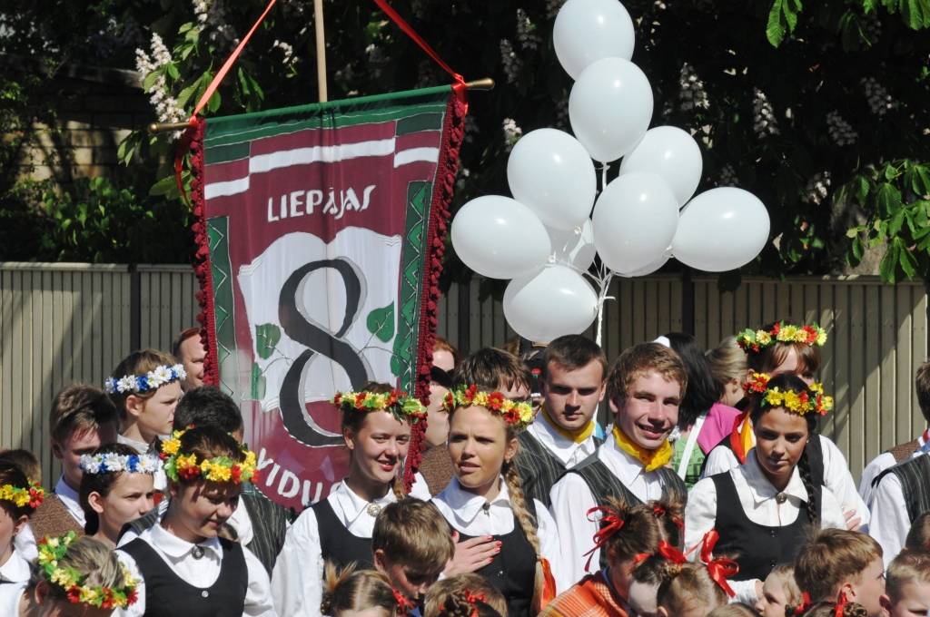4. jūnijā Liepājā ģimenes svētku "Lielmutis Fricis un Lielmute Marta" laikā notika arī gājiens un Liepājas pilsētas un apkārtējo novadu deju kolektīvu sadejošanās "Daugavas" stadiona rezerves laukumā.