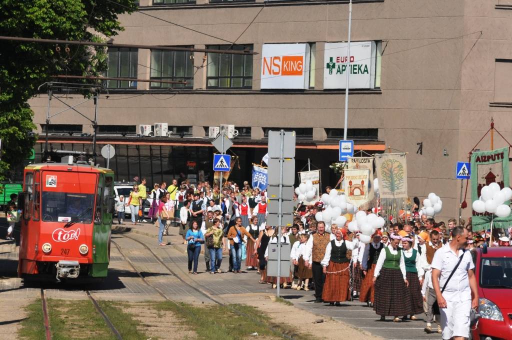 4. jūnijā Liepājā ģimenes svētku "Lielmutis Fricis un Lielmute Marta" laikā notika arī gājiens un Liepājas pilsētas un apkārtējo novadu deju kolektīvu sadejošanās "Daugavas" stadiona rezerves laukumā.