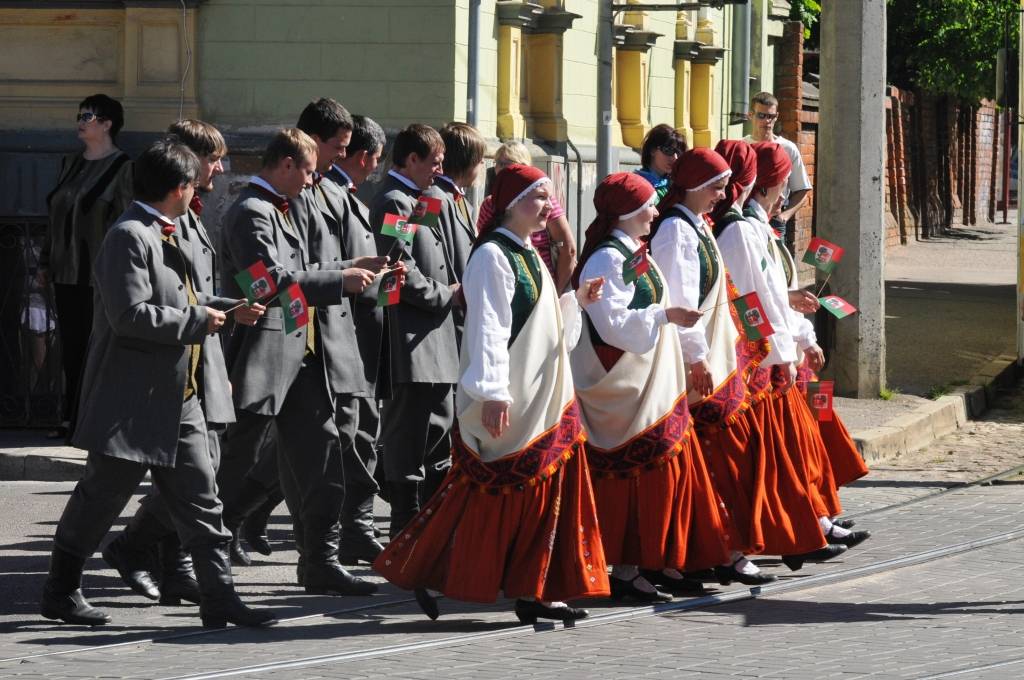 4. jūnijā Liepājā ģimenes svētku "Lielmutis Fricis un Lielmute Marta" laikā notika arī gājiens un Liepājas pilsētas un apkārtējo novadu deju kolektīvu sadejošanās "Daugavas" stadiona rezerves laukumā.
