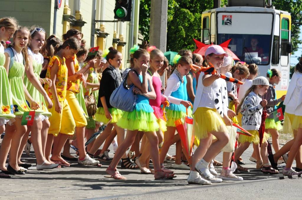 4. jūnijā Liepājā ģimenes svētku "Lielmutis Fricis un Lielmute Marta" laikā notika arī gājiens un Liepājas pilsētas un apkārtējo novadu deju kolektīvu sadejošanās "Daugavas" stadiona rezerves laukumā.