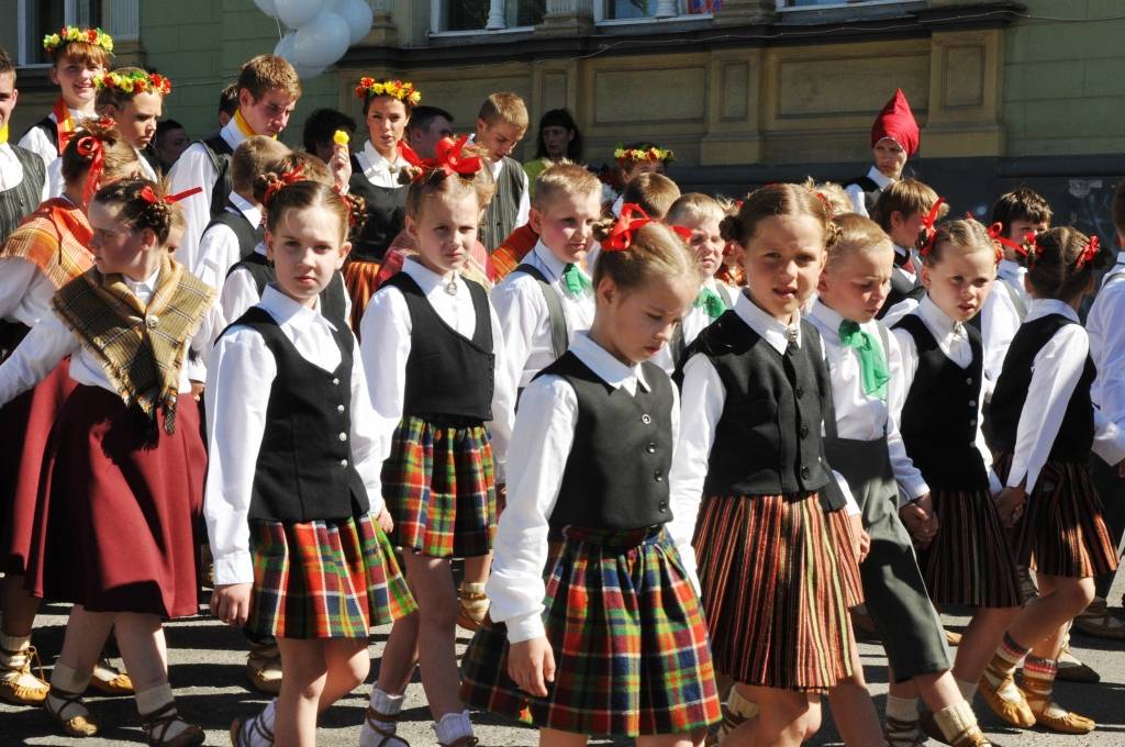4. jūnijā Liepājā ģimenes svētku "Lielmutis Fricis un Lielmute Marta" laikā notika arī gājiens un Liepājas pilsētas un apkārtējo novadu deju kolektīvu sadejošanās "Daugavas" stadiona rezerves laukumā.