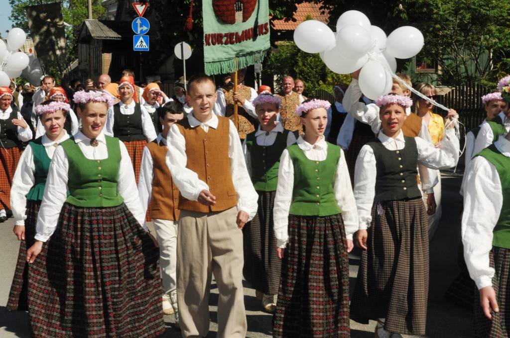 4. jūnijā Liepājā ģimenes svētku "Lielmutis Fricis un Lielmute Marta" laikā notika arī gājiens un Liepājas pilsētas un apkārtējo novadu deju kolektīvu sadejošanās "Daugavas" stadiona rezerves laukumā.