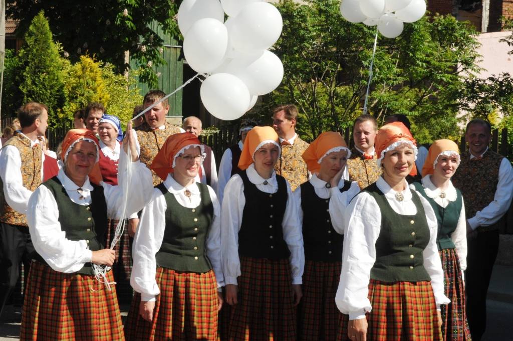 4. jūnijā Liepājā ģimenes svētku "Lielmutis Fricis un Lielmute Marta" laikā notika arī gājiens un Liepājas pilsētas un apkārtējo novadu deju kolektīvu sadejošanās "Daugavas" stadiona rezerves laukumā.