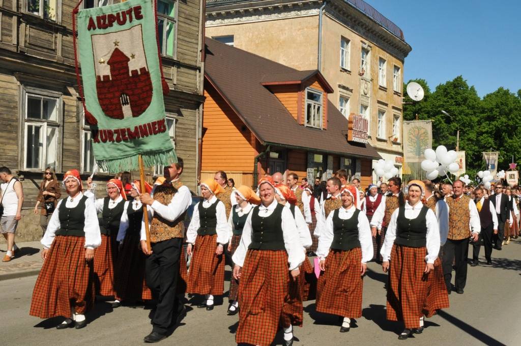 4. jūnijā Liepājā ģimenes svētku "Lielmutis Fricis un Lielmute Marta" laikā notika arī gājiens un Liepājas pilsētas un apkārtējo novadu deju kolektīvu sadejošanās "Daugavas" stadiona rezerves laukumā.