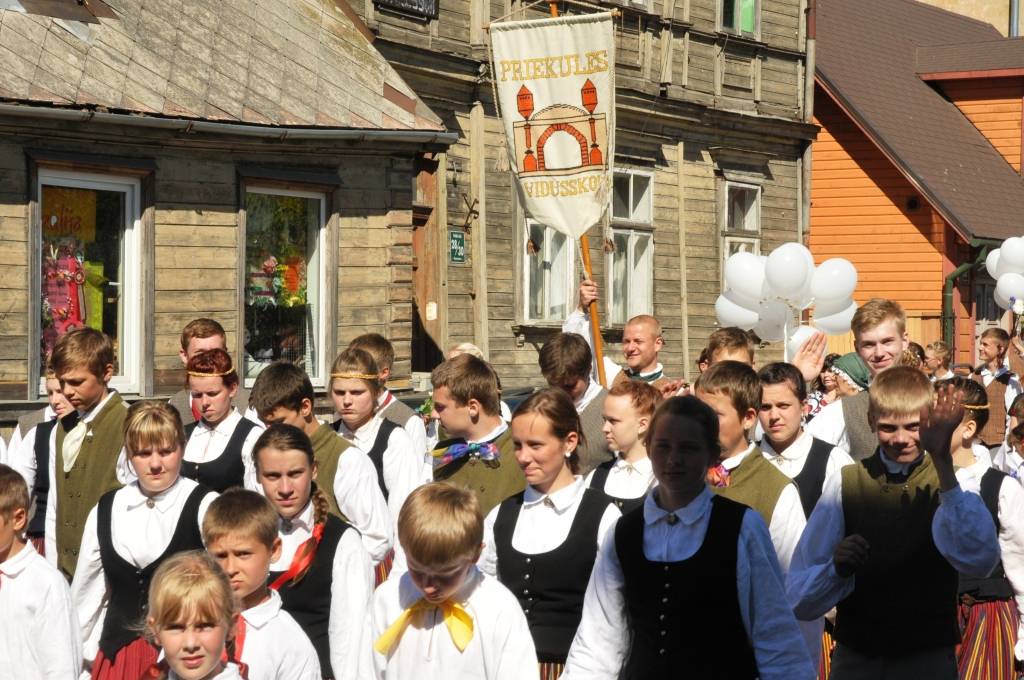 4. jūnijā Liepājā ģimenes svētku "Lielmutis Fricis un Lielmute Marta" laikā notika arī gājiens un Liepājas pilsētas un apkārtējo novadu deju kolektīvu sadejošanās "Daugavas" stadiona rezerves laukumā.