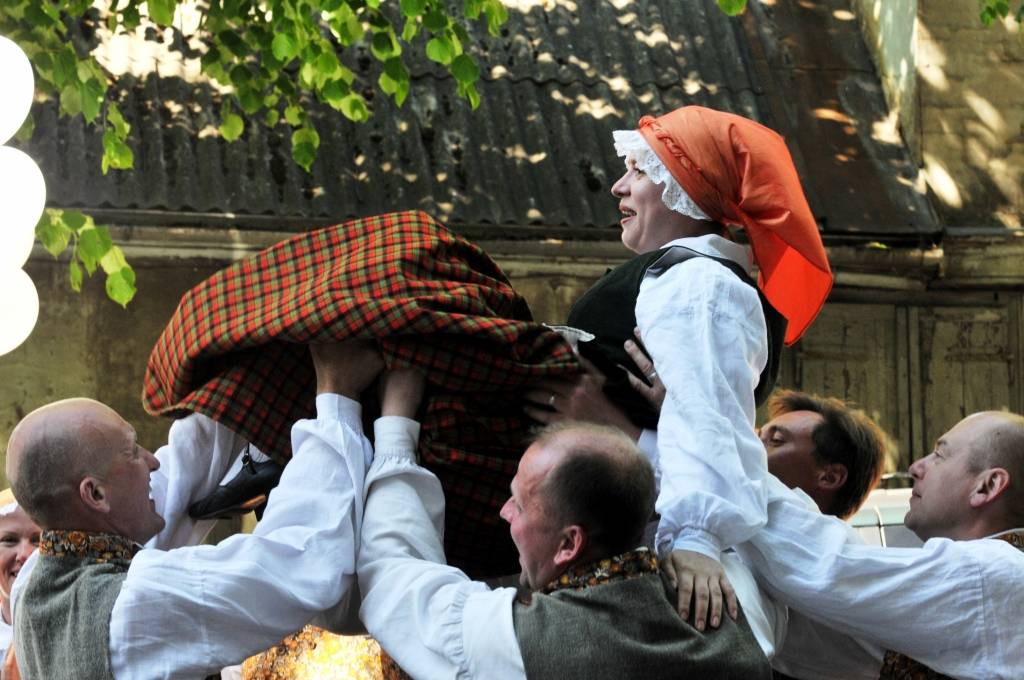 4. jūnijā Liepājā ģimenes svētku "Lielmutis Fricis un Lielmute Marta" laikā notika arī gājiens un Liepājas pilsētas un apkārtējo novadu deju kolektīvu sadejošanās "Daugavas" stadiona rezerves laukumā.