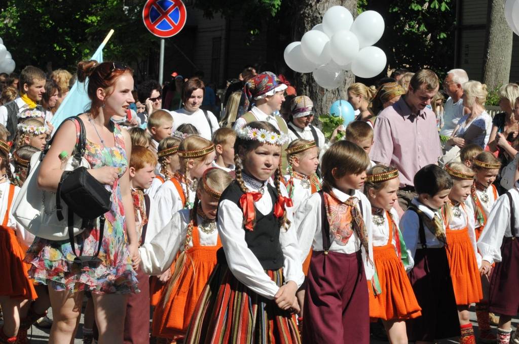 4. jūnijā Liepājā ģimenes svētku "Lielmutis Fricis un Lielmute Marta" laikā notika arī gājiens un Liepājas pilsētas un apkārtējo novadu deju kolektīvu sadejošanās "Daugavas" stadiona rezerves laukumā.
