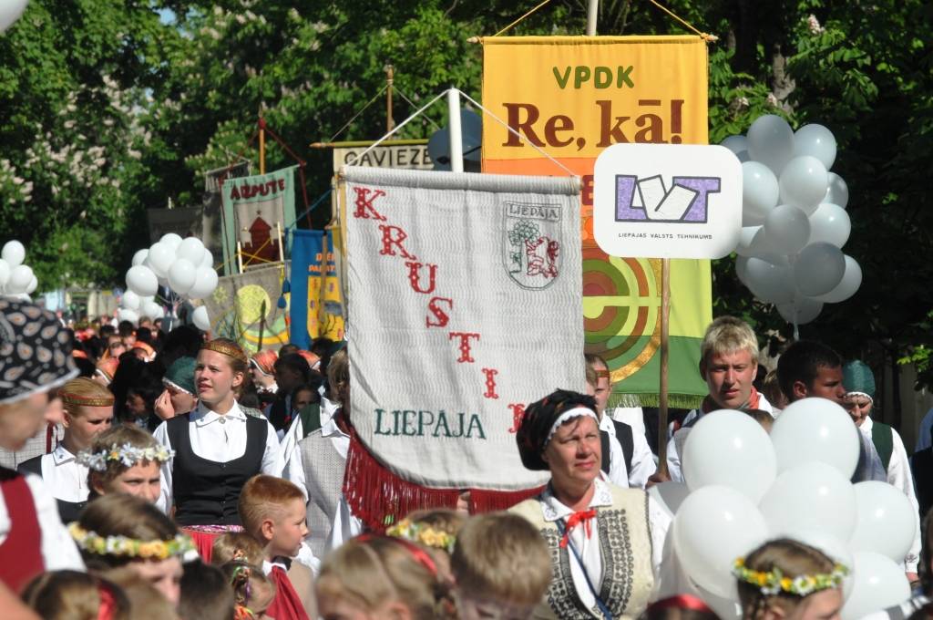 4. jūnijā Liepājā ģimenes svētku "Lielmutis Fricis un Lielmute Marta" laikā notika arī gājiens un Liepājas pilsētas un apkārtējo novadu deju kolektīvu sadejošanās "Daugavas" stadiona rezerves laukumā.