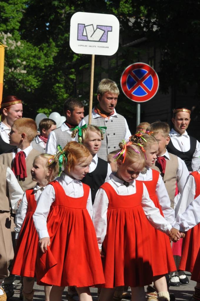 4. jūnijā Liepājā ģimenes svētku "Lielmutis Fricis un Lielmute Marta" laikā notika arī gājiens un Liepājas pilsētas un apkārtējo novadu deju kolektīvu sadejošanās "Daugavas" stadiona rezerves laukumā.