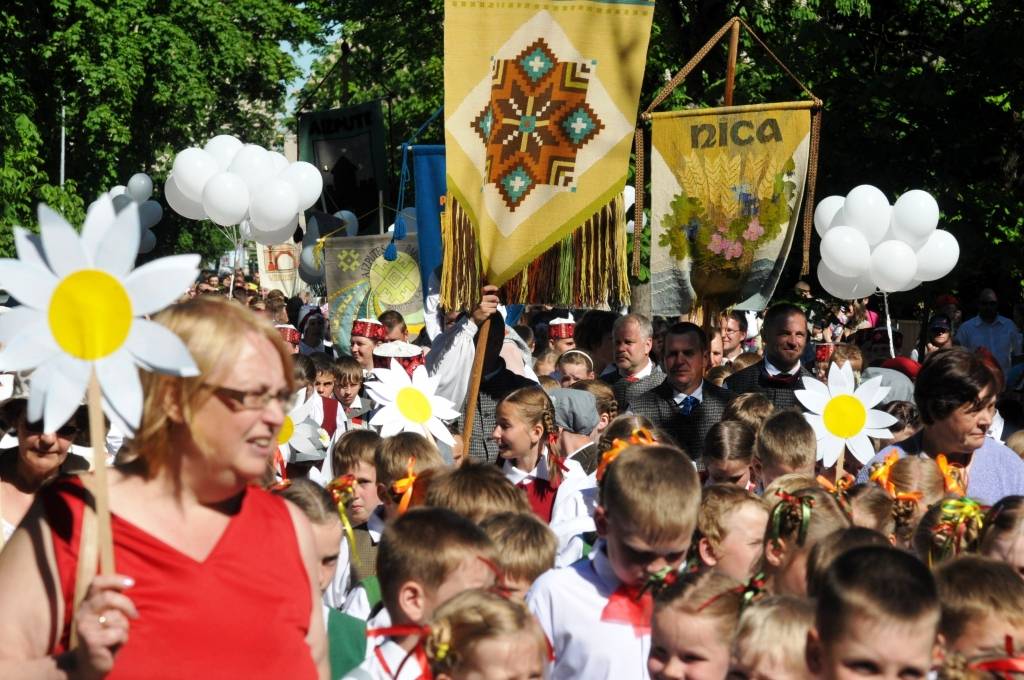4. jūnijā Liepājā ģimenes svētku "Lielmutis Fricis un Lielmute Marta" laikā notika arī gājiens un Liepājas pilsētas un apkārtējo novadu deju kolektīvu sadejošanās "Daugavas" stadiona rezerves laukumā.