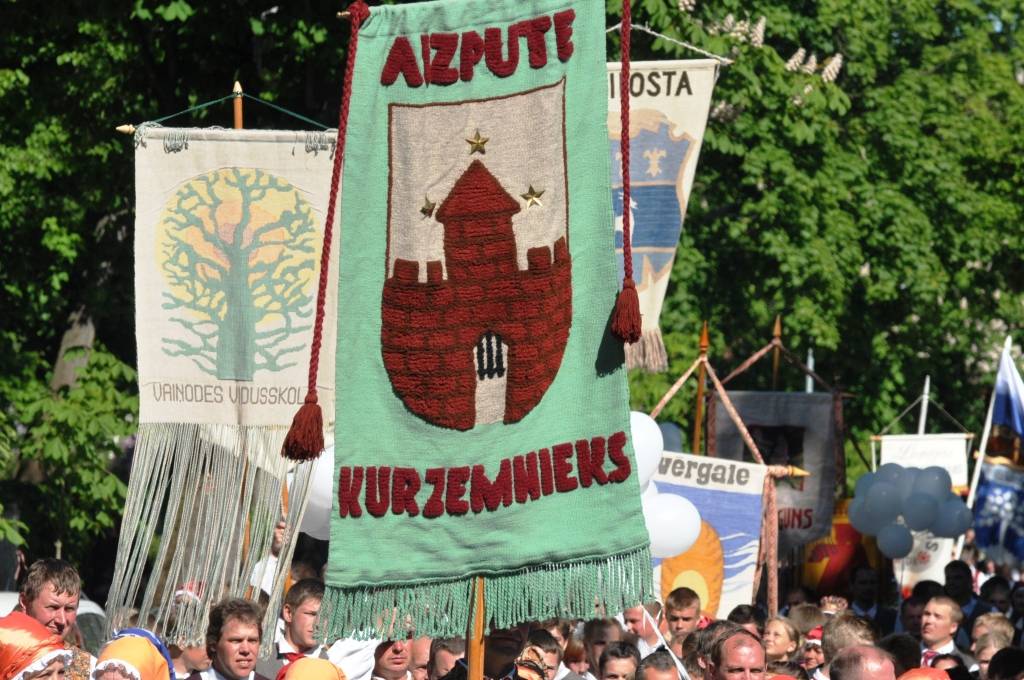 4. jūnijā Liepājā ģimenes svētku "Lielmutis Fricis un Lielmute Marta" laikā notika arī gājiens un Liepājas pilsētas un apkārtējo novadu deju kolektīvu sadejošanās "Daugavas" stadiona rezerves laukumā.