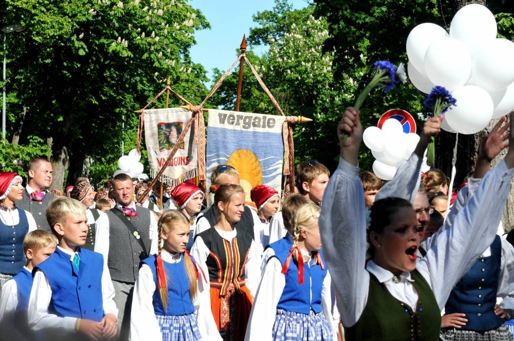 4. jūnijā Liepājā ģimenes svētku "Lielmutis Fricis un Lielmute Marta" laikā notika arī gājiens un Liepājas pilsētas un apkārtējo novadu deju kolektīvu sadejošanās "Daugavas" stadiona rezerves laukumā.