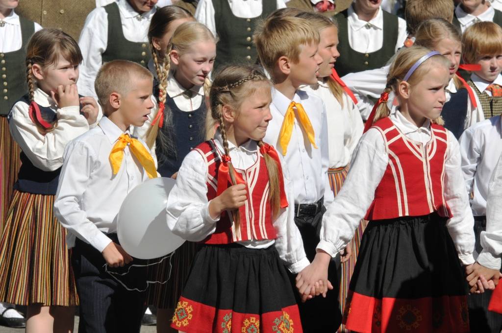 4. jūnijā Liepājā ģimenes svētku "Lielmutis Fricis un Lielmute Marta" laikā notika arī gājiens un Liepājas pilsētas un apkārtējo novadu deju kolektīvu sadejošanās "Daugavas" stadiona rezerves laukumā.